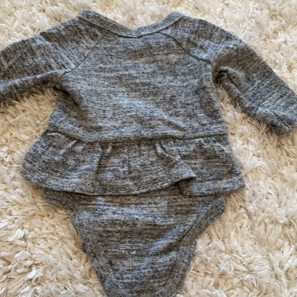 Carter’s Baby Girl Super cute and cozy outfit! Ruffled long sleeve and pants!